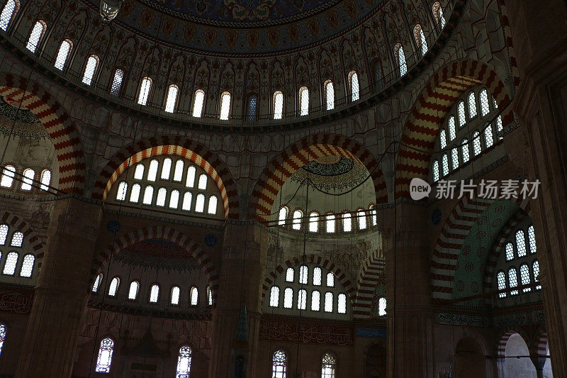 Edirne Selimiye清真寺天花板，圆柱，圆顶和墙壁细节，穹顶上有阿拉伯文字